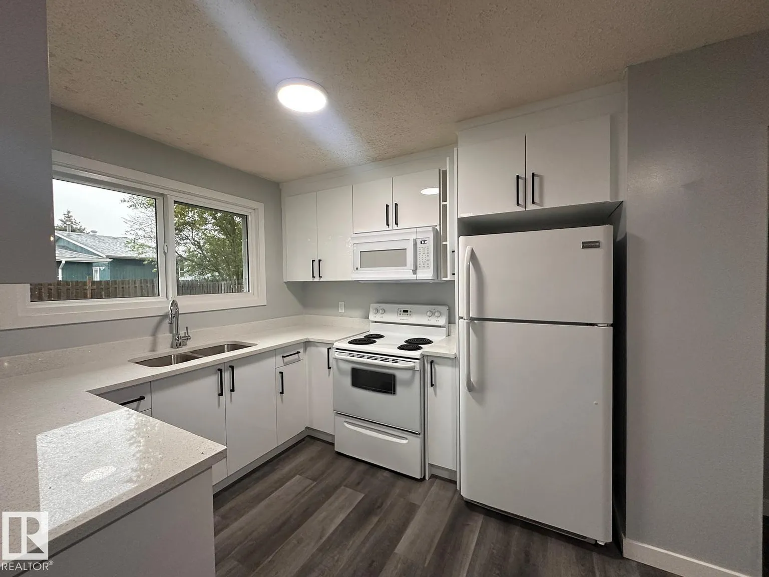 3 bed, 1.5 bath, 1299 sqft, $1,600 — Photo 4
