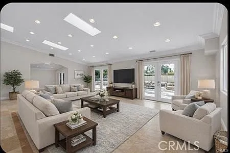 6201 Corbin Ave — Photo 3