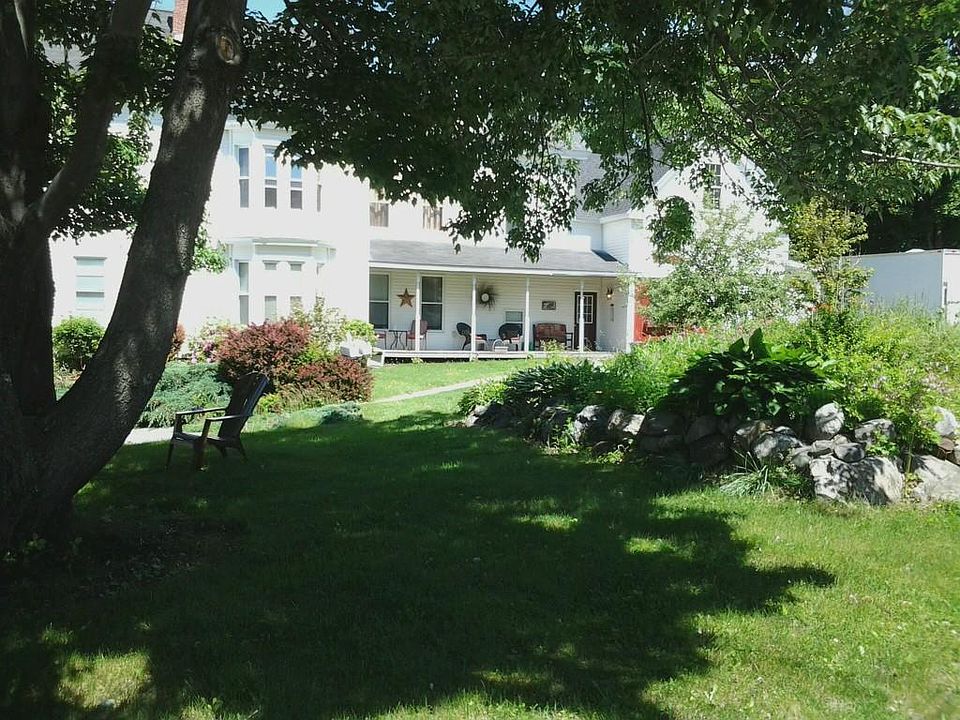 Lovely large landscaped yard