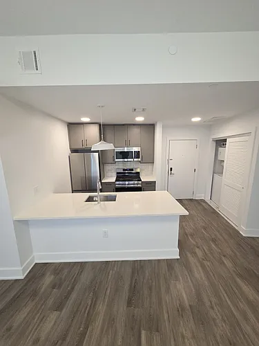403 7th St #404 Photo 1