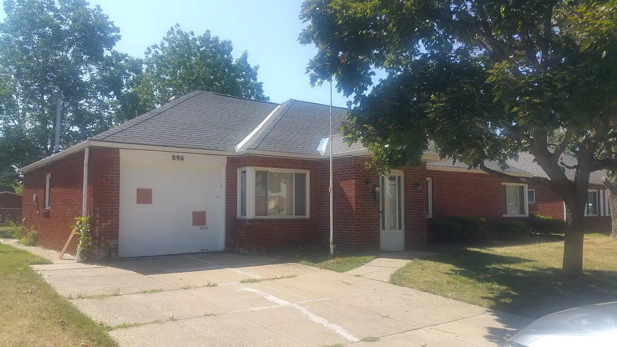 596 Sycamore Dr photo 1