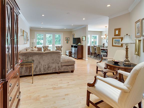 5th image of 405 Troy Ct SE