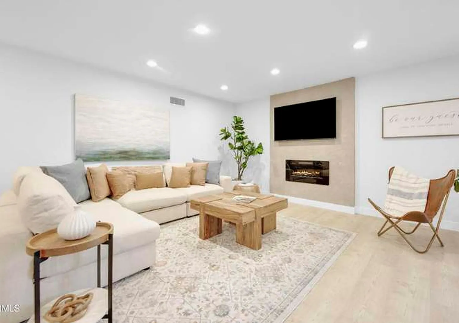 Bright & Beautifully Updated Home with Spacious Backyard — Photo 2