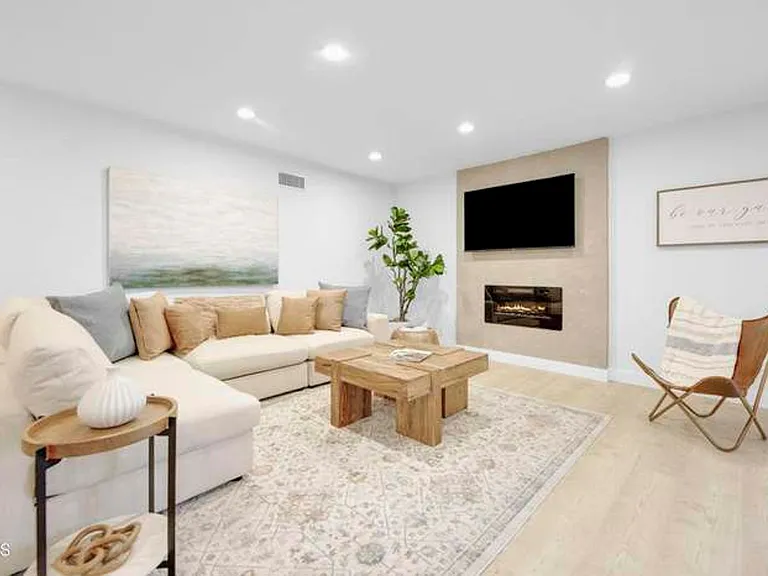 2109 Young Ave — Photo 2
