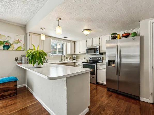 202 Lake Chateau Dr, Hermitage, TN 37076