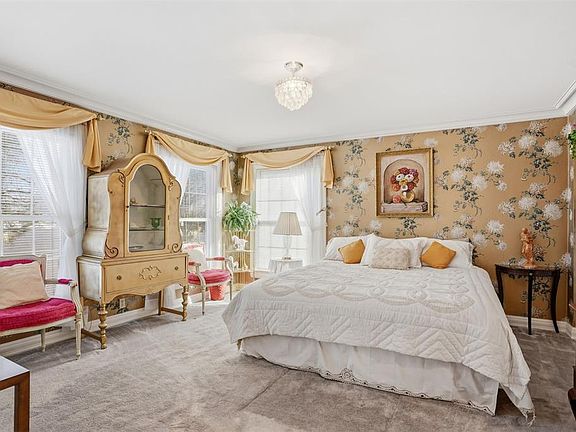 22nd image of 103 E Dogwood St