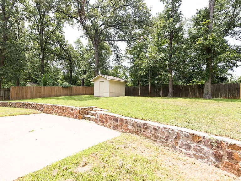 1825 Courtney Dr — Photo 18
