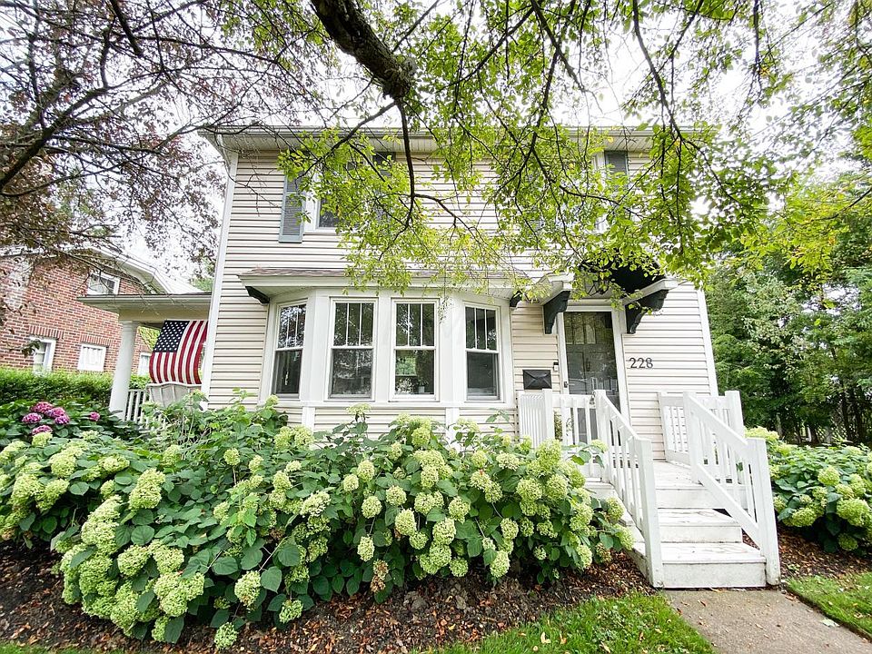 1st image of 228 Bachtel St SE