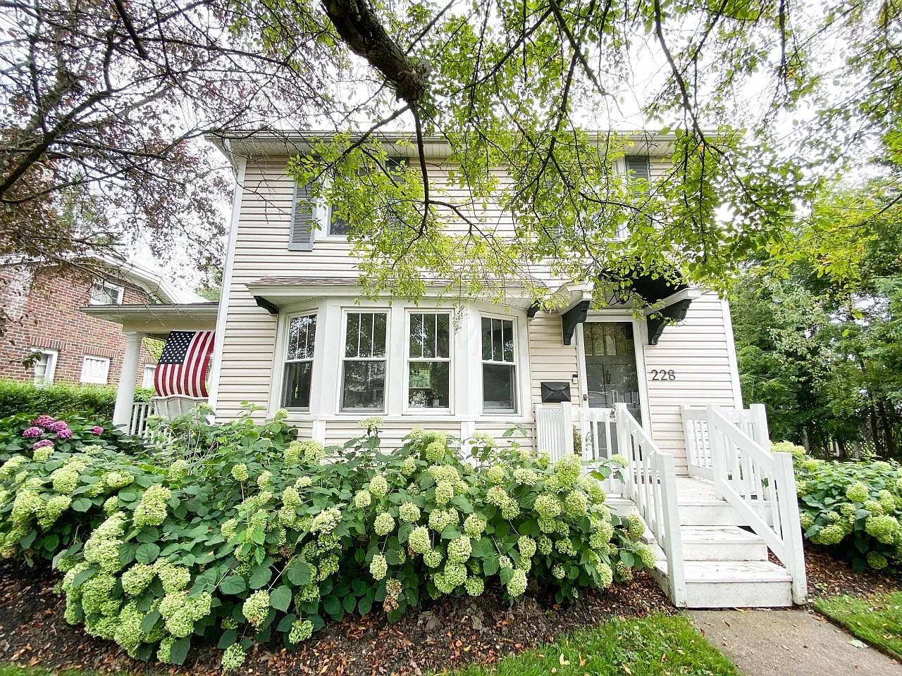 228 Bachtel St SE photo 1