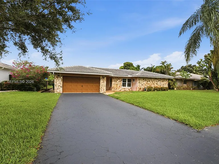 821 Ramblewood Dr — Photo 1