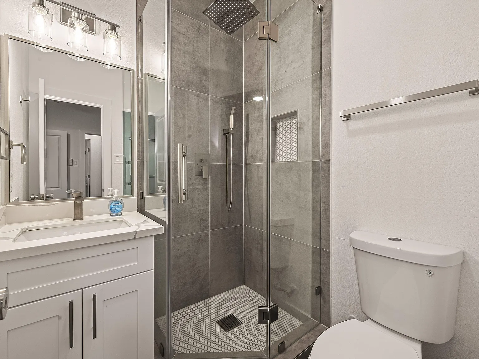 4 bed, 10.0 bath, 2414 sqft, $1,161 — Photo 1