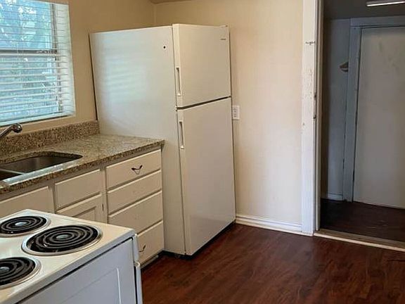 5th image of 1004 N Clinton Ave