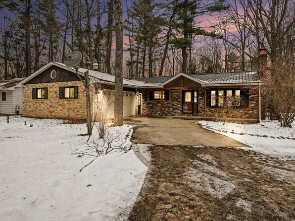 930 W Walter Rd, Sanford, MI 48657