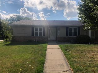 1627 Pebblewood Dr, Sycamore, IL 60178