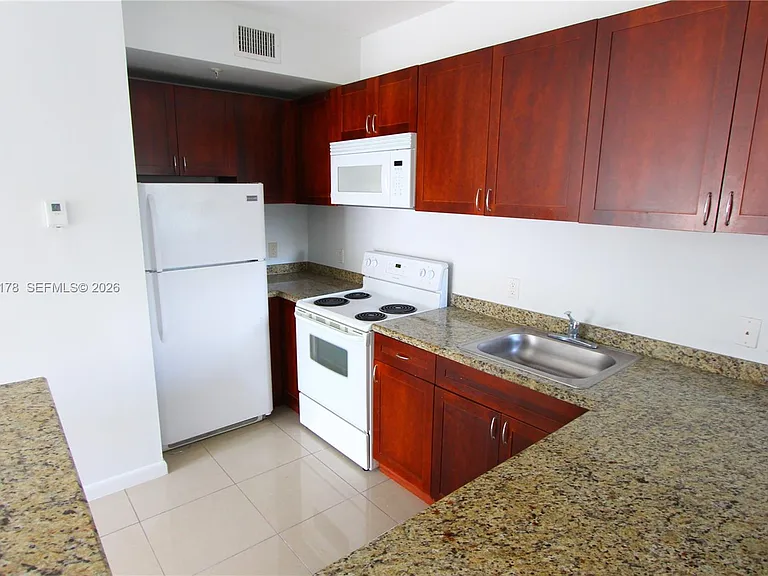 909 SW 15th Ave #4 — Photo 9