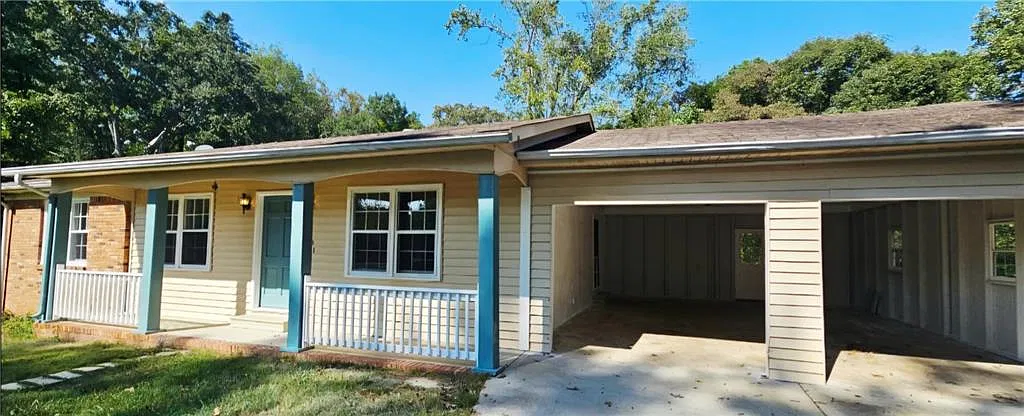 3 bed, 2.0 bath, 1392 sqft, $2,100 — Photo 2