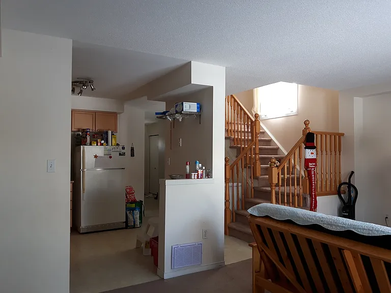 73 Roehampton Cres — Photo 3