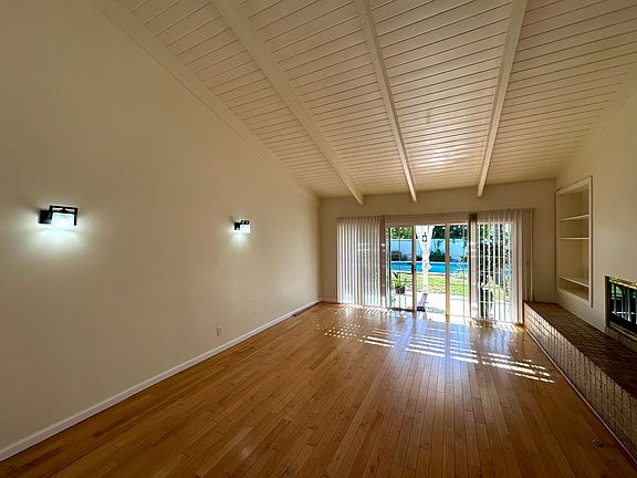 5th image of 23720 Clarendon St