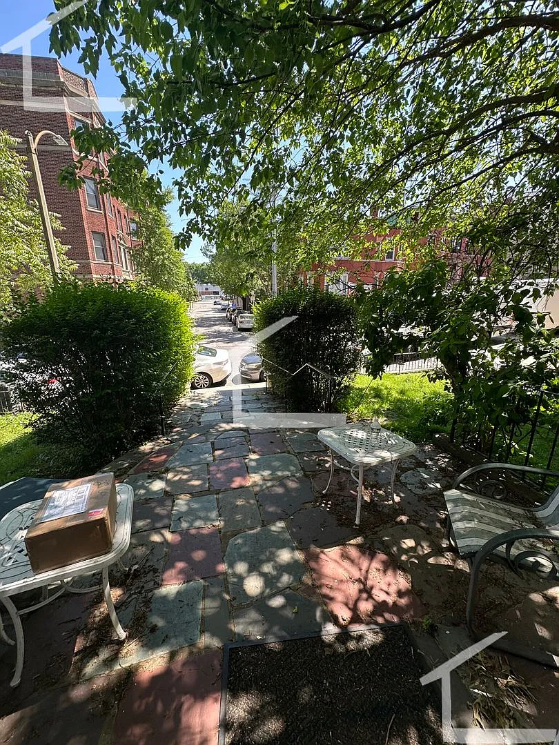 No Brokers Fee, Central heat/AC, Laundry Porch Backyard. Cleveland Circle Area of Brighton, Centr... — Photo 4