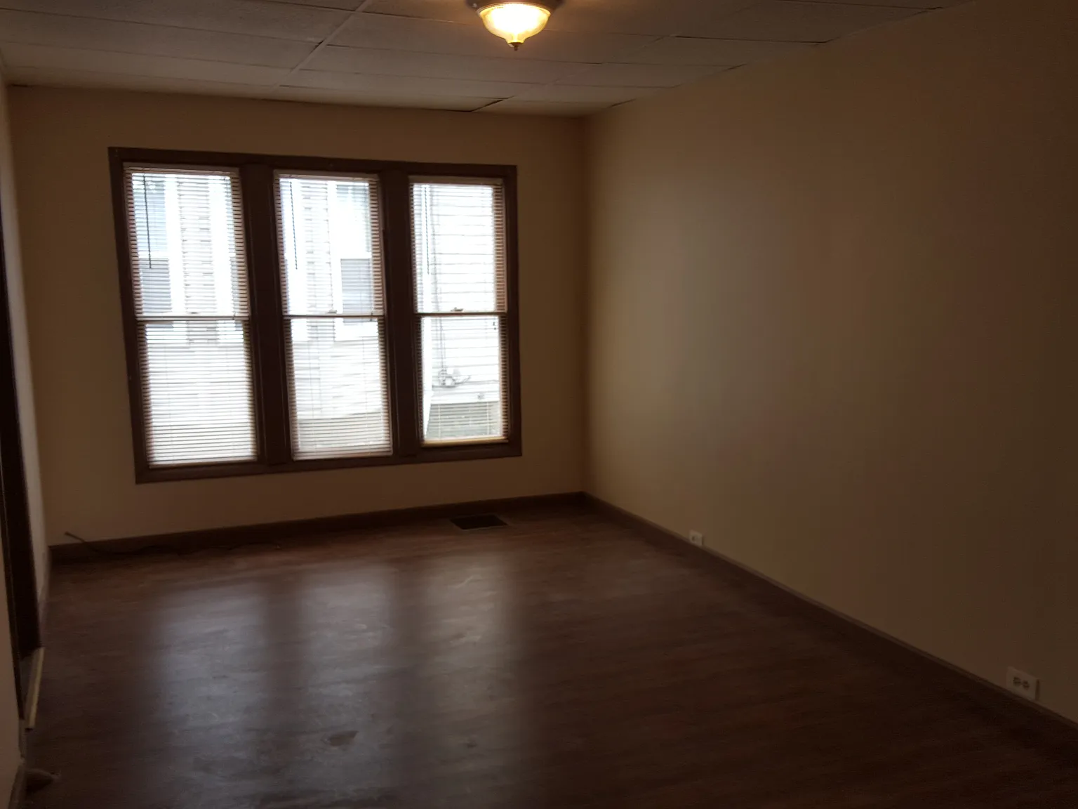 3 bed, 1000 sqft, $1,050 — Photo 2