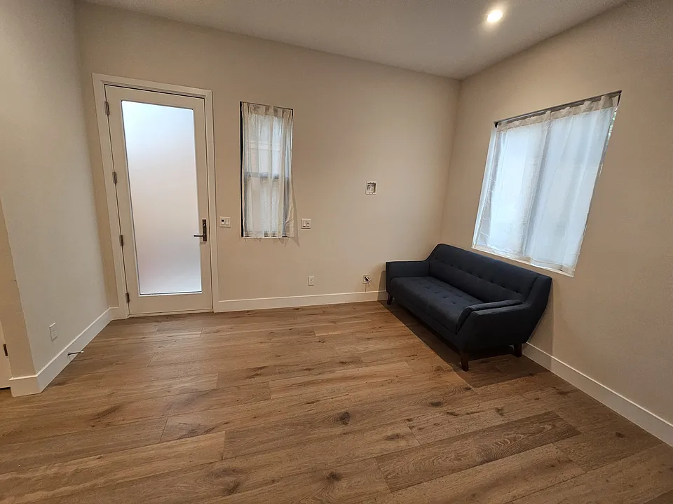 Living area / Private entrance