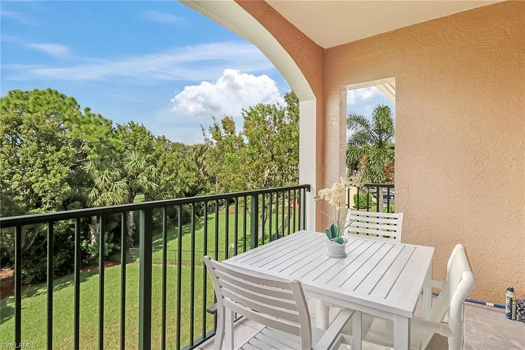 2 bed, 2.0 bath, 1042 sqft, $2,900 — Photo 2