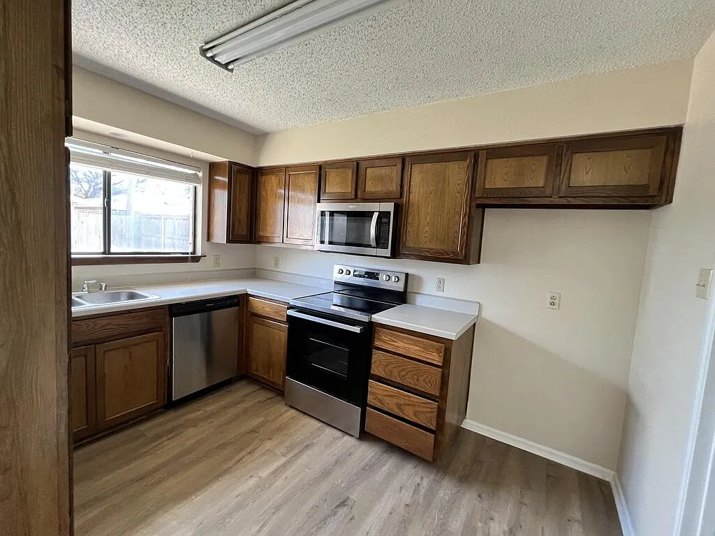 3 bed, 2.0 bath, 1363 sqft, $2,175 — Photo 4