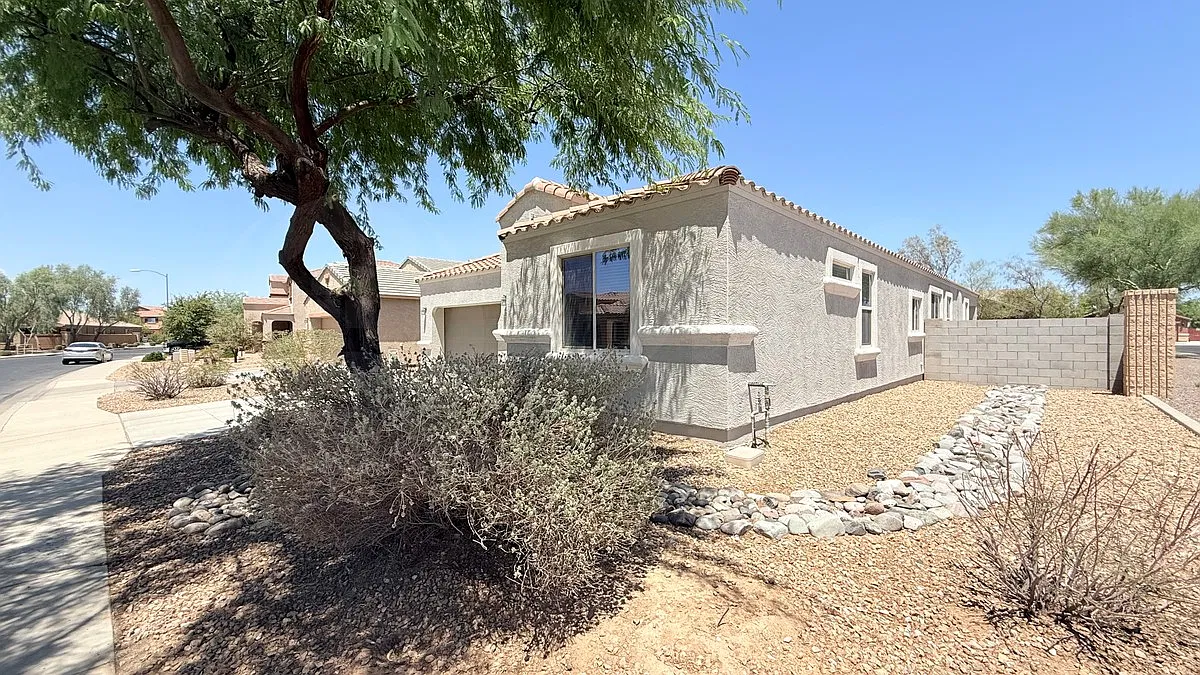 3 bed, 2.0 bath, 2010 sqft, $1,925 — Photo 3