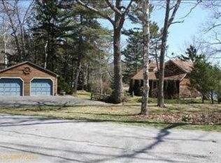 15 Shore Dr, Freeport, ME 04032