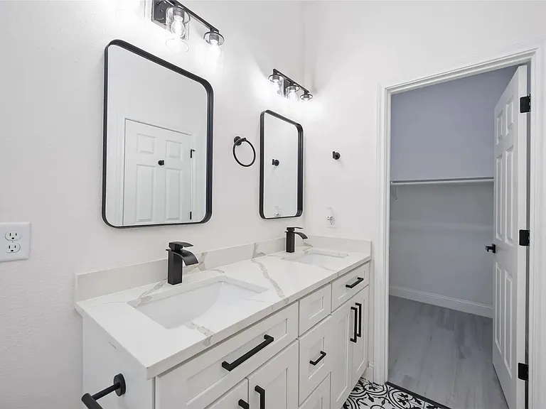 5862 Southington St — Photo 10