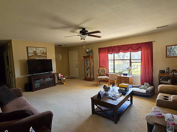 3rd image of 1404 Cottonwood Dr
