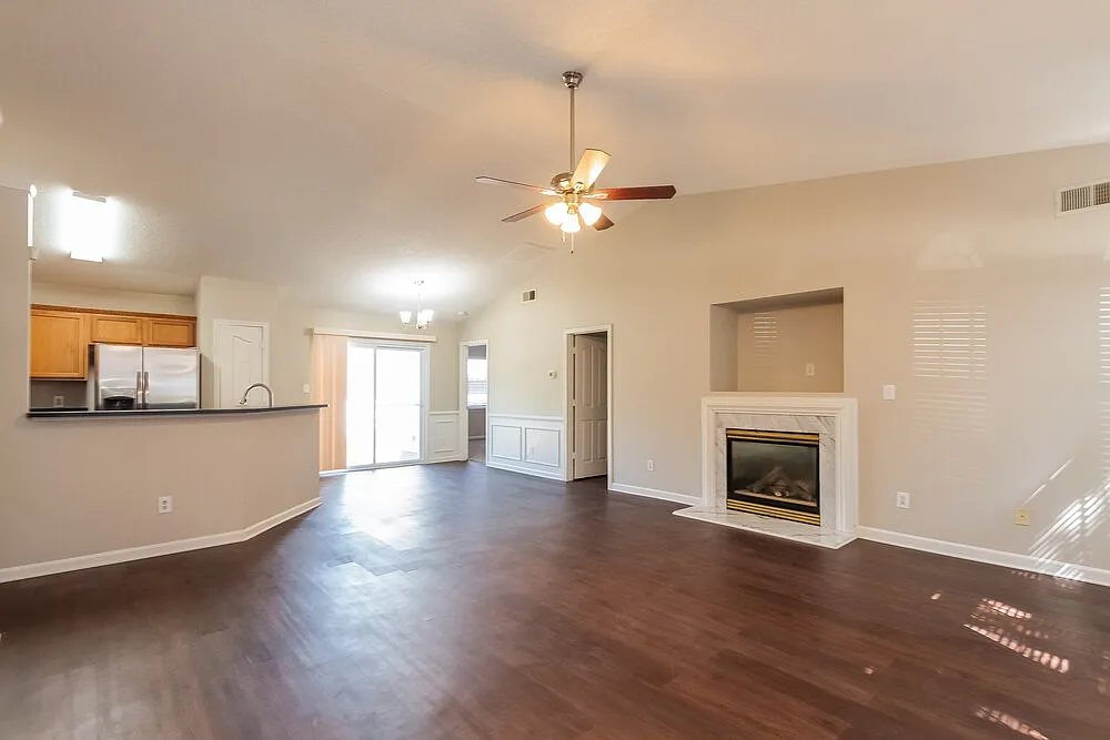 3 bed, 2.0 bath, 1340 sqft, $1,895 — Photo 3