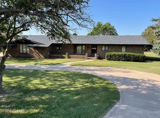 317 Point Dr, Great Bend, KS 67530