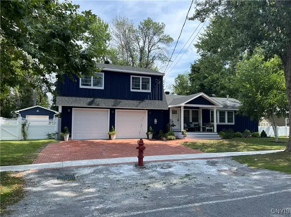 209 E Main St, Sackets Harbor, NY 13685