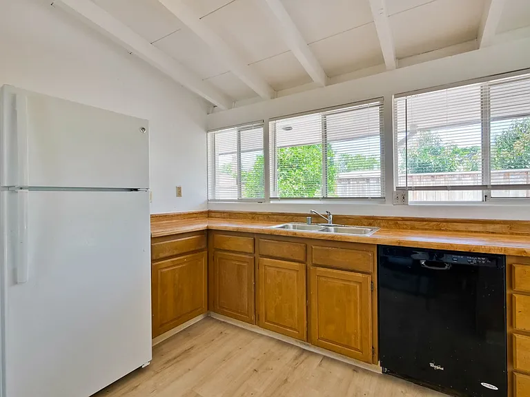 3049 Harding Ave — Photo 13