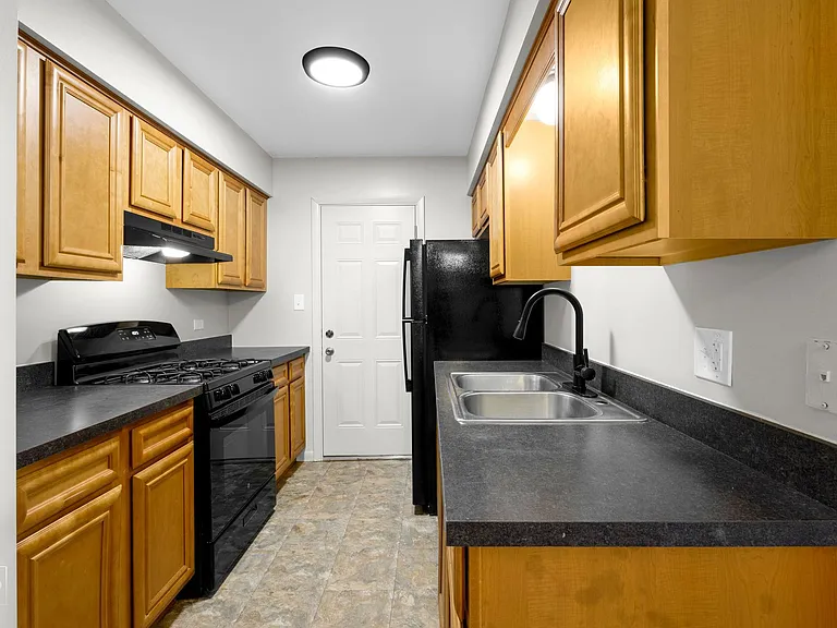 Woodland Court Apartments — Photo 11