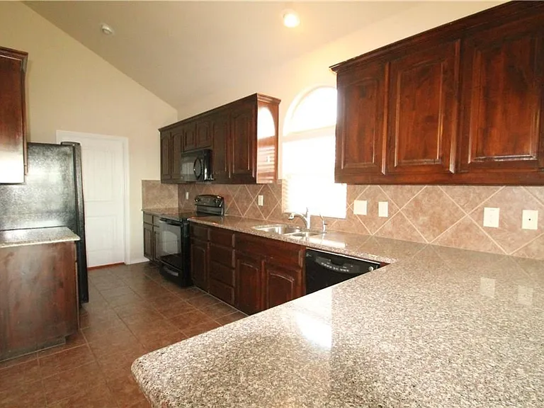 1416 Amazon Dr — Photo 3