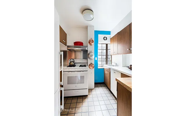 Sold by Douglas Elliman | media 22