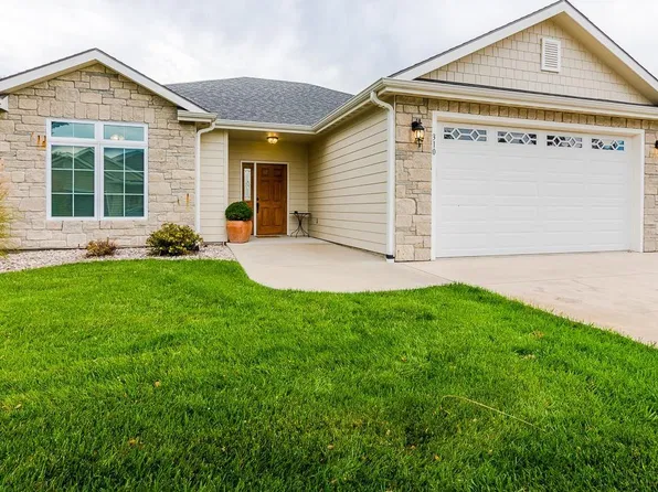 310 Simmer Dr, Wamego, KS 66547