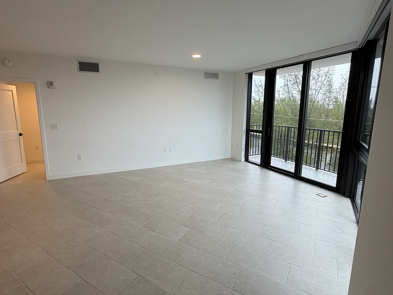 2 bed, 1044 sqft, $2,690 — Photo 4