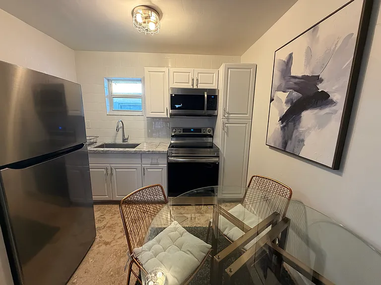 421 SW 9th St #4 — Photo 8