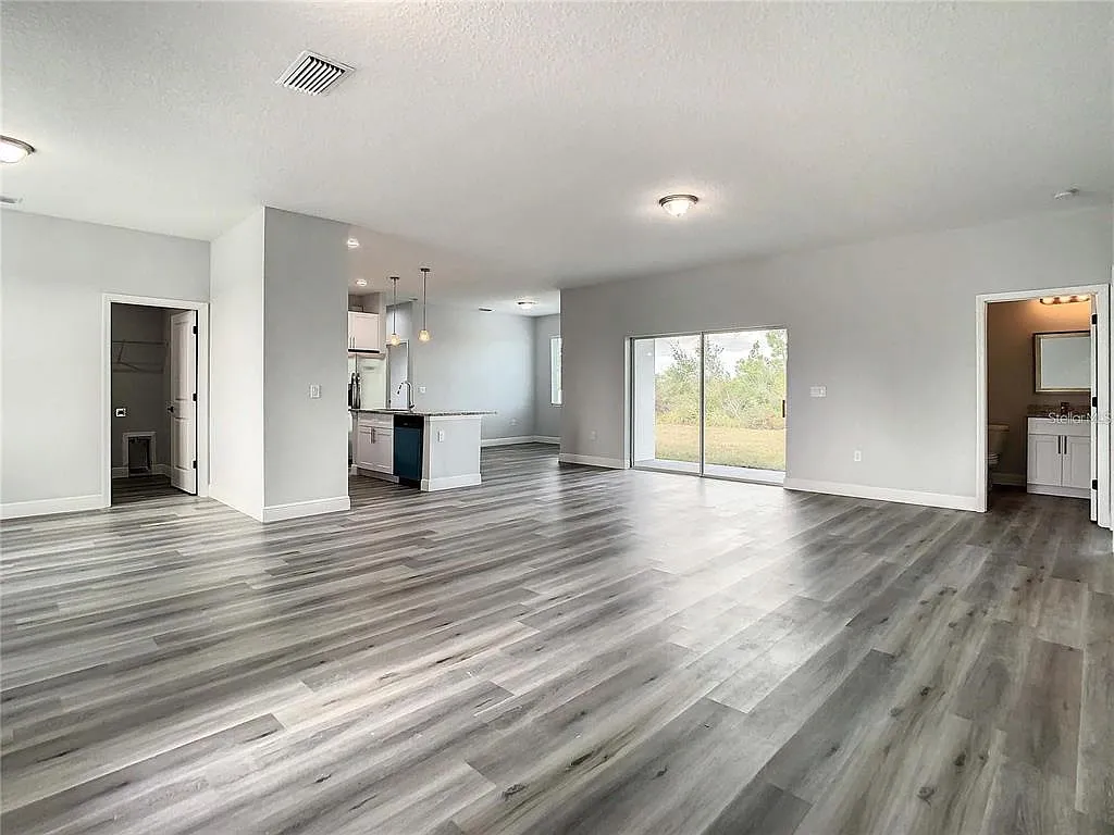 4 bed, 2.5 bath, 1903 sqft, $2,397 — Photo 4