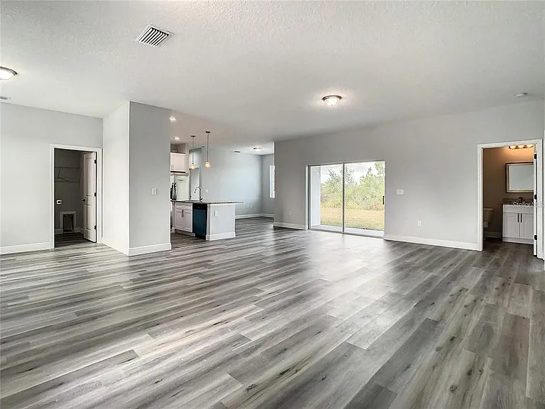 15504 Greenwood Ave — Photo 4
