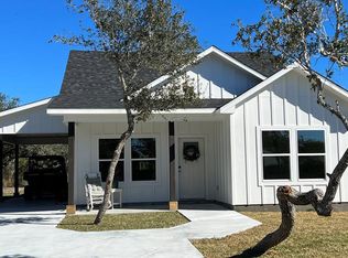 25 Charlotte Ave, Rockport, TX 78382