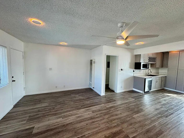1027 Roswell Ave #4 — Photo 9