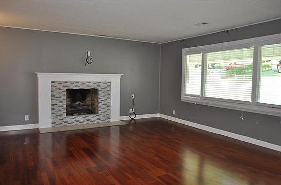 3rd image of 1901 Hutchinson Dr