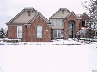 810 Loggers Cir, Rochester, MI 48307