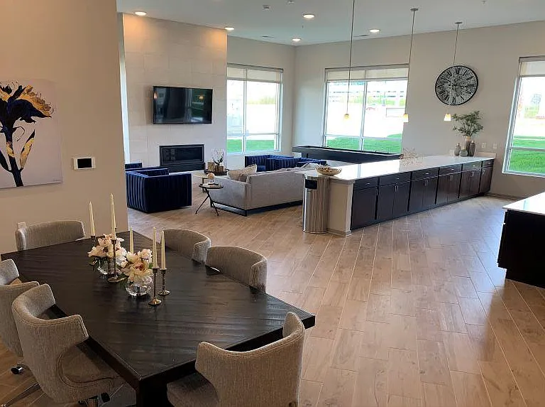 460 N White River Parkway West Dr — Photo 9