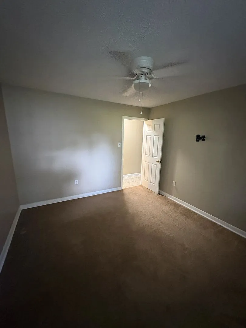 Laurel Avenue — Photo 3