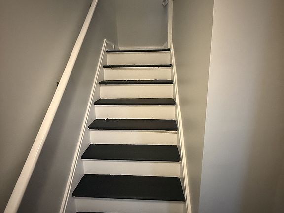 3rd image of 127 Eagle St